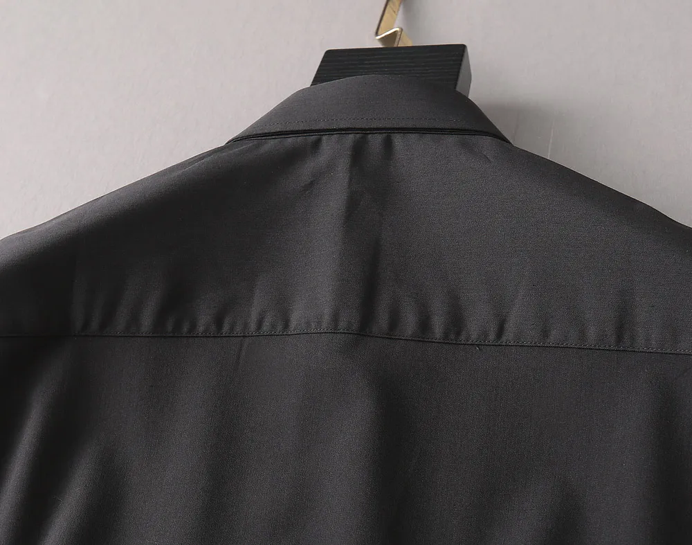 Ferragamo's super heavyweight shirts are on sale in limited quantities. The designer uses a concise and simple style to integrate the expression of minimalism in clothing. The long-sleeved shirt 👔 is casually matched, fashionable and slim, simple and smooth lines, leading to the most masculine temperament 😎. The buttons are made of shell raw materials, 💯 perfectly reproduced, simple and elegant, easy to control in any occasion, using imported high-density and high-count pure cotton, ✂️Counter Size M-3XL (39-43)✂️